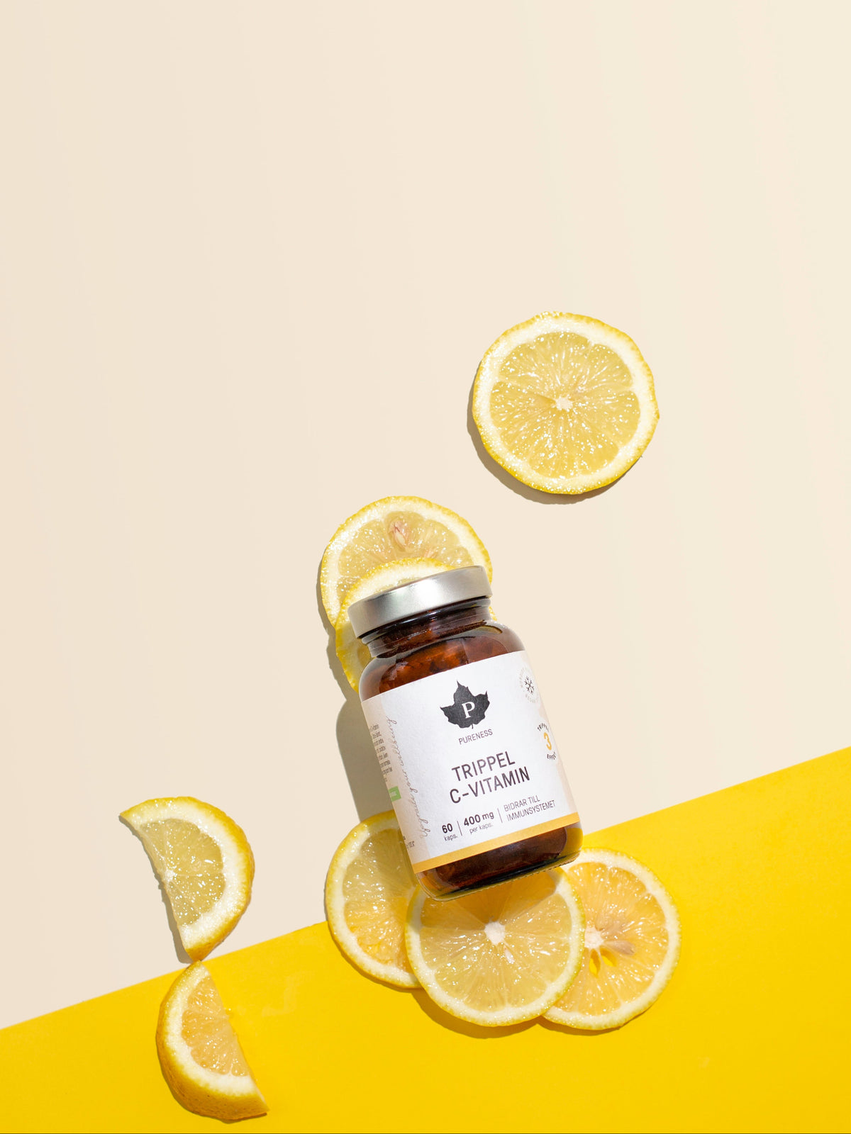 en burk trippel c-vitamin som ligger på några citronskivor