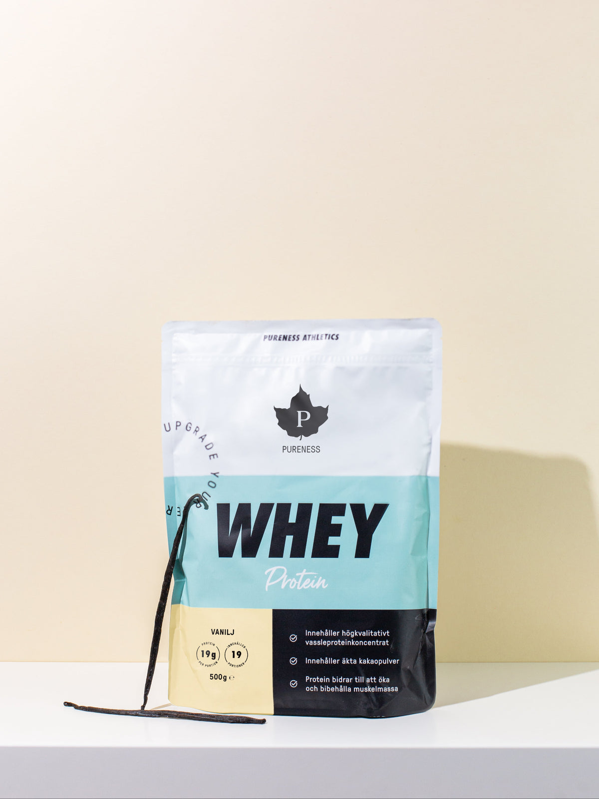 en påse pureness whey protein vanilj med en vaniljstång framför