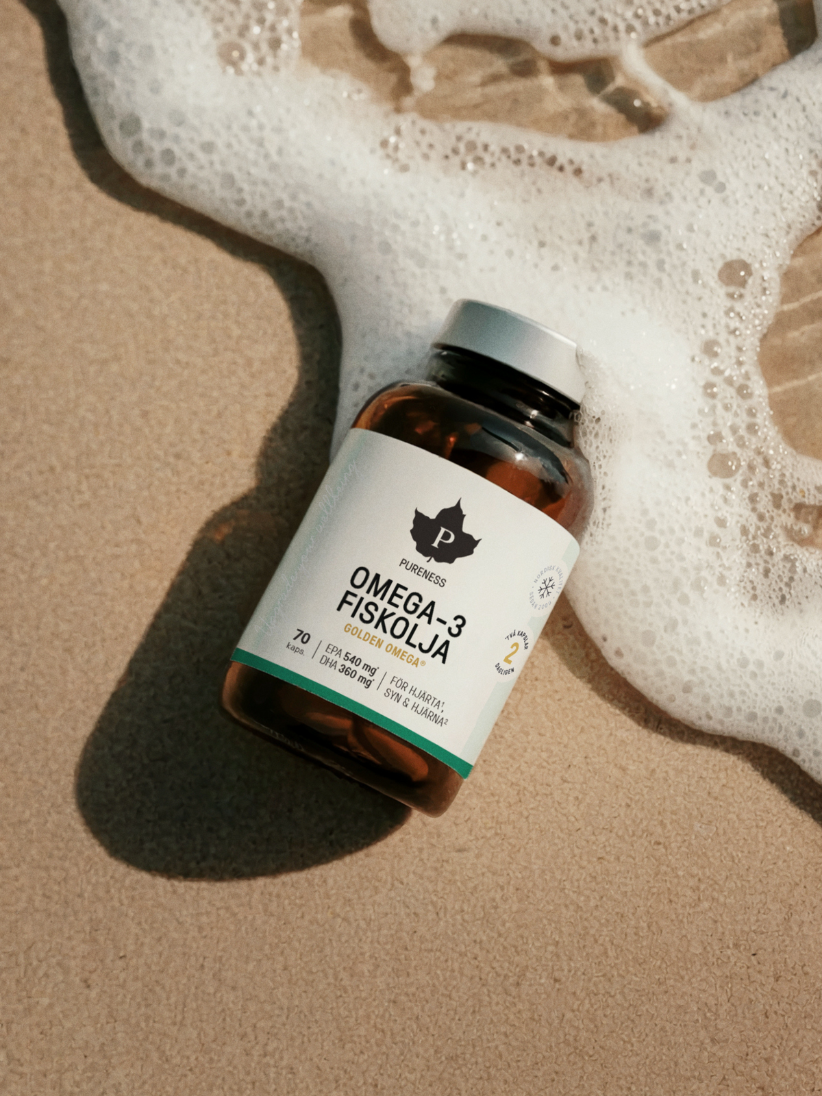en burk pureness omega-3 fiskolja golden omega som ligger i strandkanten