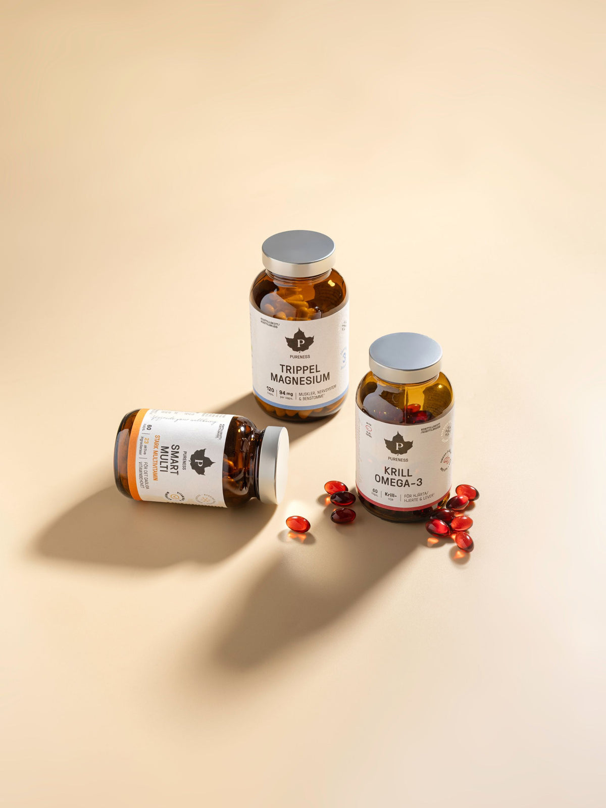 en beige bakgrund med  en burk av trippel magnesium, krill omega-3 och smart multi.