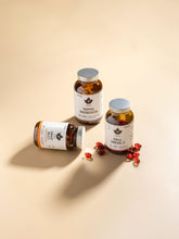 en beige bakgrund med  en burk av trippel magnesium, krill omega-3 och smart multi.