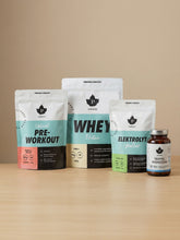 Ett bord med pre-workout, whey protein, elektrolytpulver och trippelmagnesium