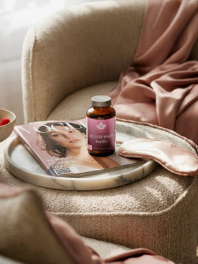 en burk pureness kollagen beauty 120kaps som står på ett soffbord med en fåtölj i bakgrunden