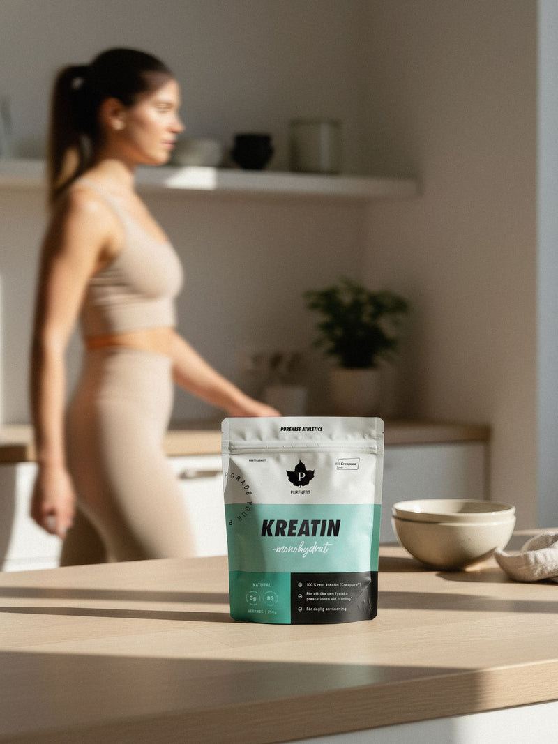 en påse pureness kreatin monohydrat på en bänk med en modell som går förbi bakom