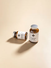 En beige bakgrund med en burk mjölksyrabakterier och matsmältningsenzym