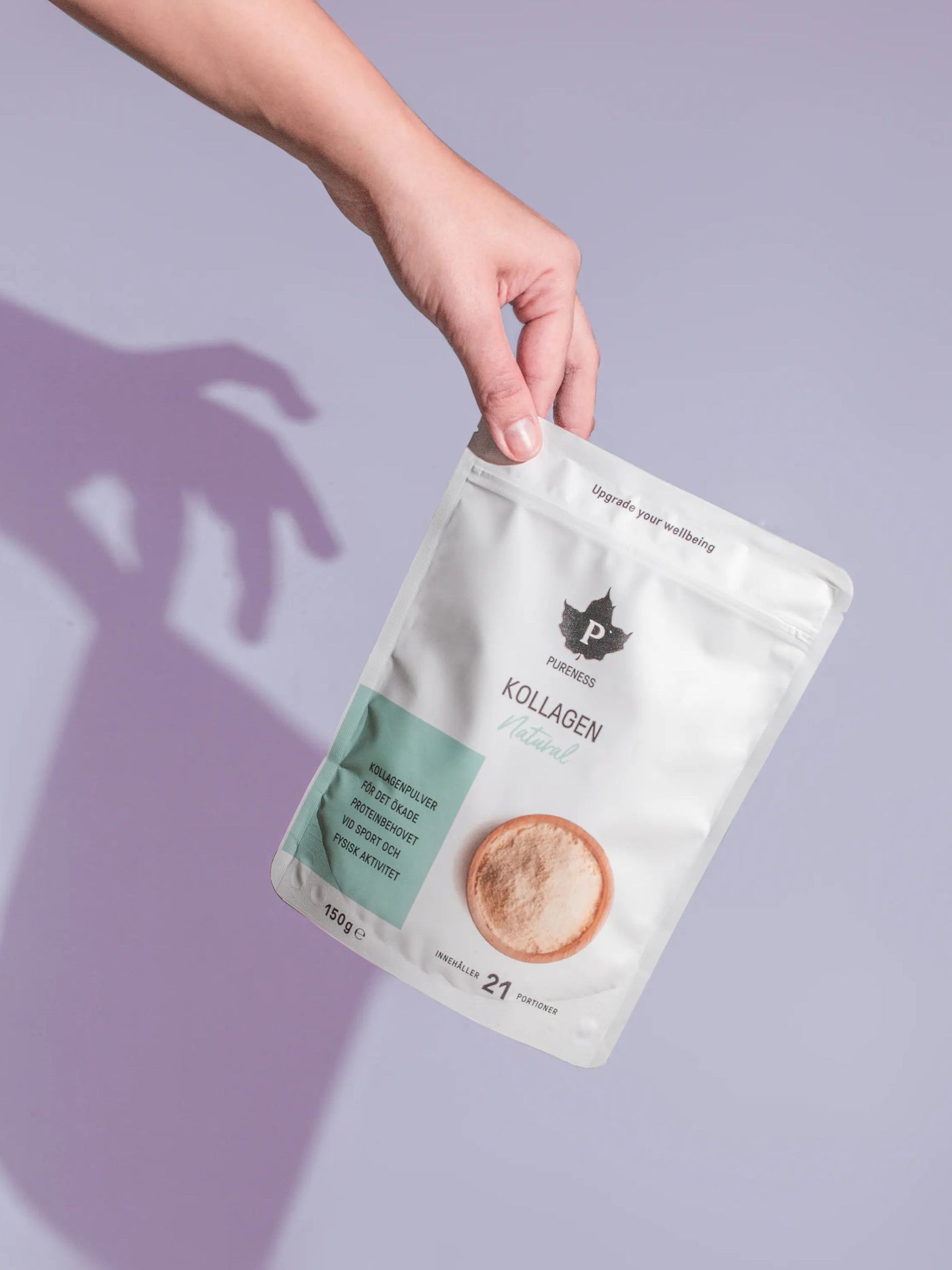 en kvinnas hand som håller en påse med kollagenpulver